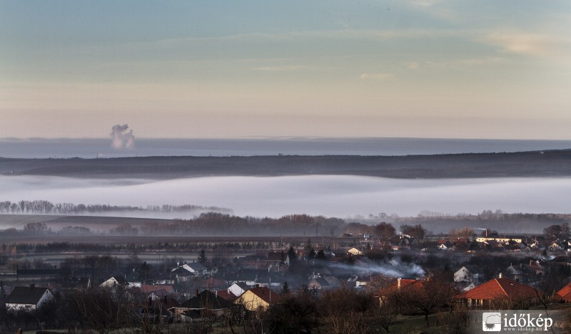 Bodajk burokban, köd a Móri-völgyben Csókakőről fényképezve