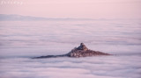 Salgói vár szigete a ködben