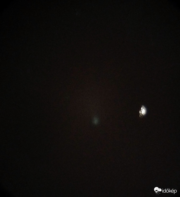 A 12p/ Pons Brooks üstökös a Hamal csillag mellett