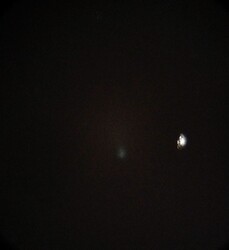 A 12p/ Pons Brooks üstökös a Hamal csillag mellett