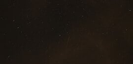 Pereseida meteor a Sarkcsillag mellett, alatta jobbra lent egy műhold