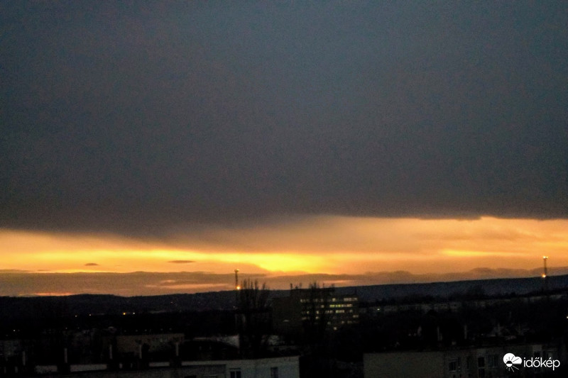égkép a naplementétől balra