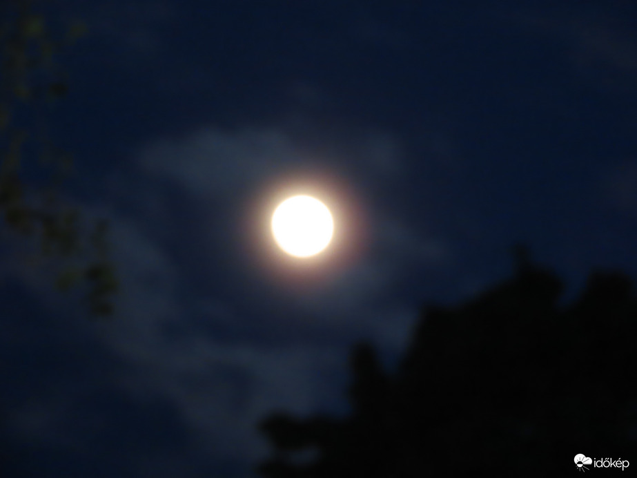 Ragyogó Hold az esti égbolton