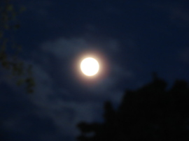 Ragyogó Hold az esti égbolton