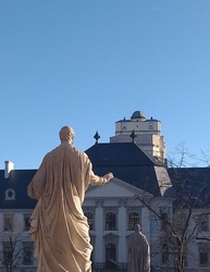 A Líceum és Szent Péter szobor együttállása Egerben