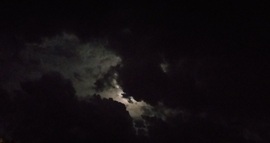 "Viharfelhők" a Hold előtt 