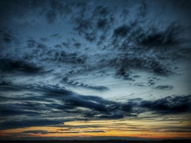 Komor naplemente Kelvin–Helmholtz hullámokkal