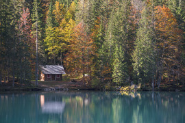 Hangulatos tóparti házikó őszi környezetben, Olaszországban