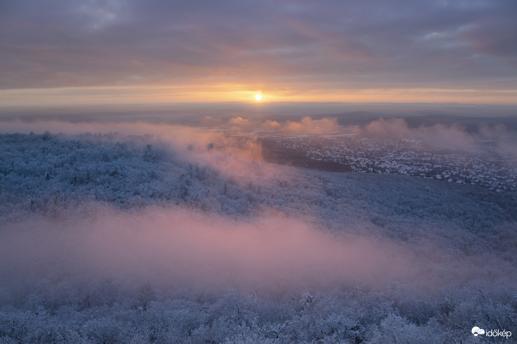 Téli mesevilág a naplementében, János-hegyen fotózva