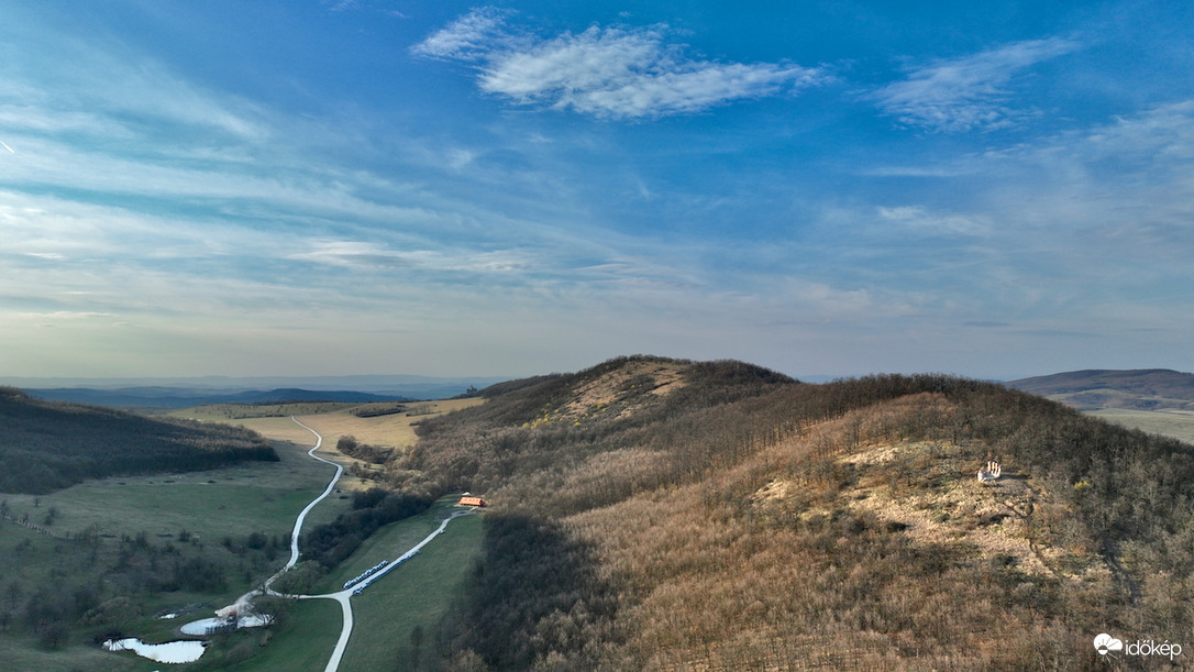 A távolban Hollókő vára