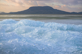 Jégtáblák halmozódása Fonyódon, háttérben a Badacsonnyal