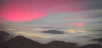 Bámulatos sarki fény táncolt a ködfelhő felett