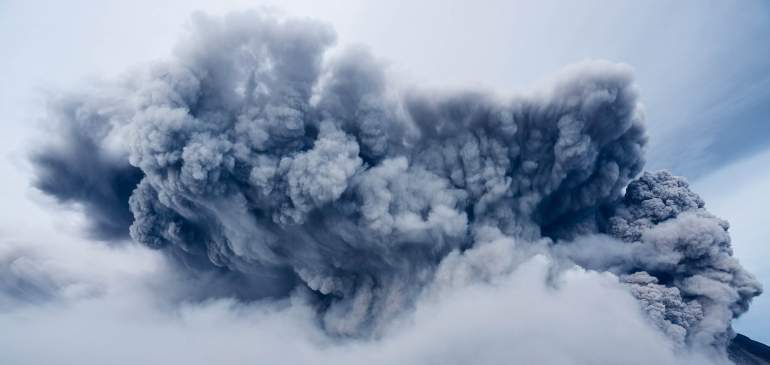 Hatalmas robbanással tört ki a Sinabung vulkán