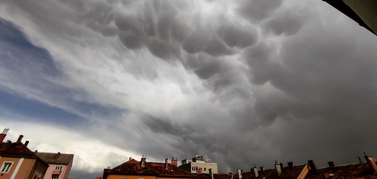 Mammatus felhőket hagytak maguk mögött a záporok