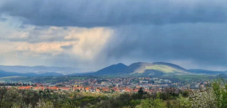 Futó záporok hoztak kisebb locsolást északra, északkeletre