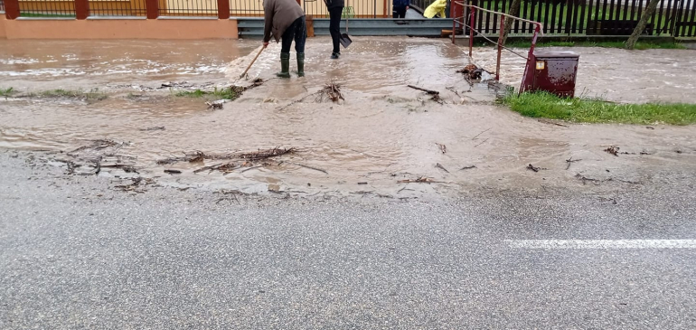 Árvizeket okoz a heves esőzés Szlovákiában