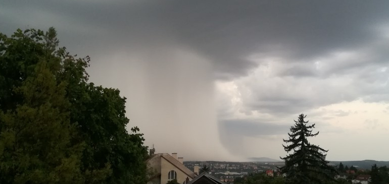 Fákat tört, vezetékeket szakított le a légzuhatag Pécsett