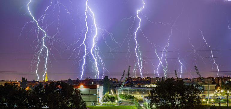 Szűntelen villámlott az éjjel