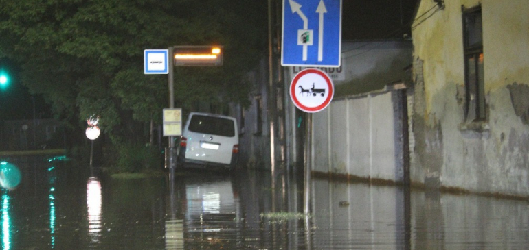 Elöntötte a víz az utakat, utcákat