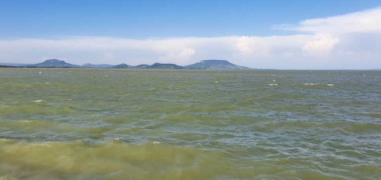 Elhalasztják a Balaton-átúszást