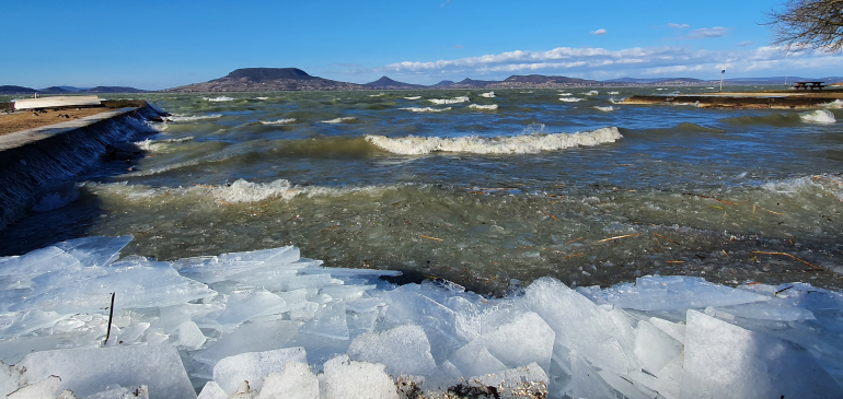 Így zenél a jeges Balaton (videó)