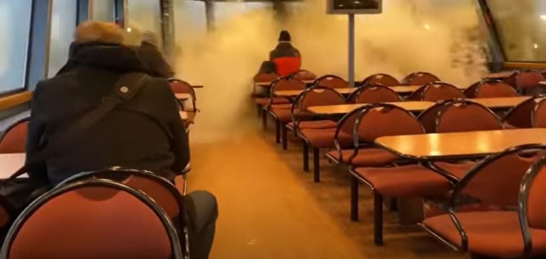 Hatalmas hullám törte be a hamburgi komp ablakát