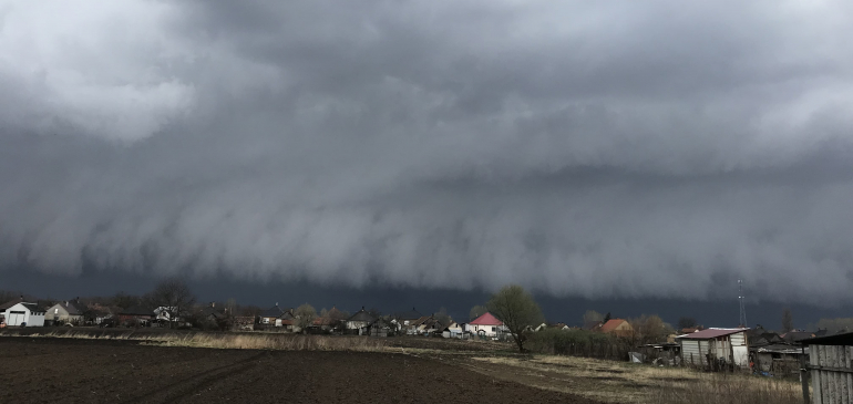 Peremfelhővel, cseresznye nagyságú jéggel vonultak a zivatarok