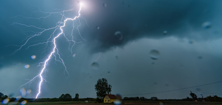 Lecsapók százai világították be a hajnalt