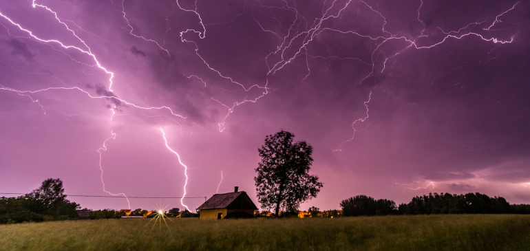 Záporok, zivatarok érkeznek éjjel nyugat felől