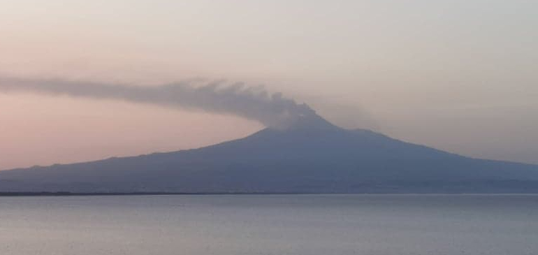 Kelvin-Helmholtz hullámokat festett meg az Etna füstje
