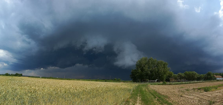 Áramkimaradás, szélvihar, jégeső - ezt hozta a péntek délután