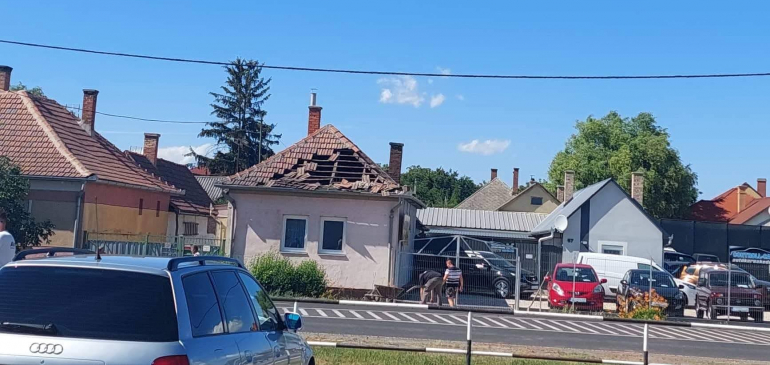 Háztetőt bontott egy forgószél Hajdúböszörményben