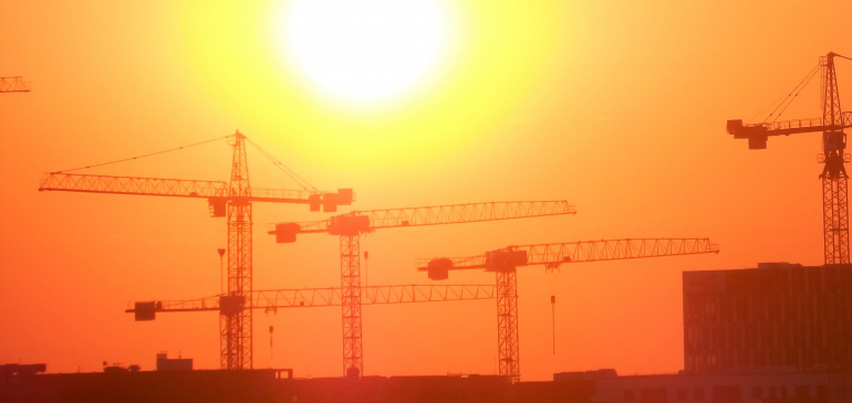 A vörös kód miatt vizet oszt a MÁV és a Volán