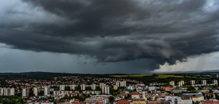 Peremfelhős zivatarokkal búcsúzott a július északkeleten
