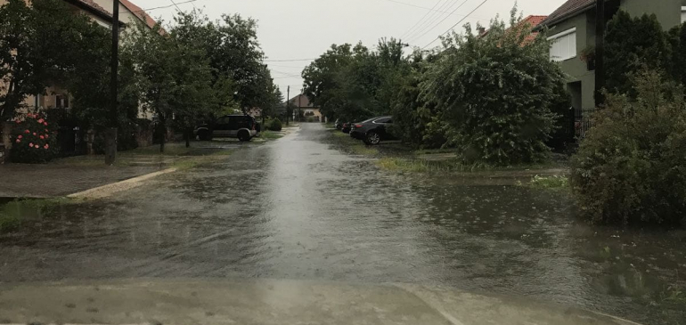 Felhőszakadással, szélviharral vonultak a zivatarok északon