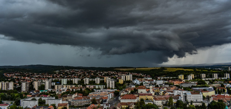 Hidegfront és zivatarok vetnek véget a melegnek