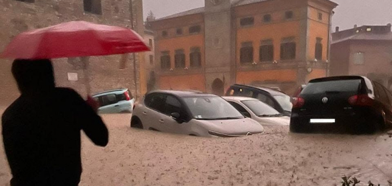 400 mm eső zúdult le 6 óra alatt az olaszországi Marche-ban