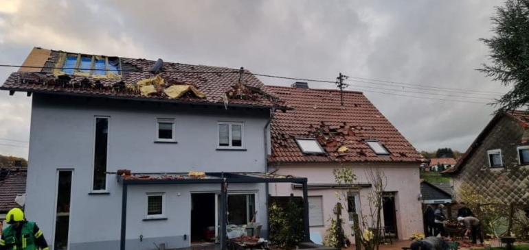 Tornádó rongált meg házakat, döntött ki fákat Németországban
