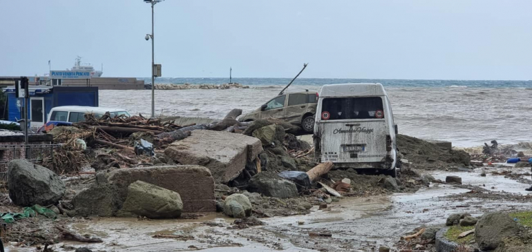 Pusztító földcsuszamlást okoztak a heves esőzések Ischia szigetén
