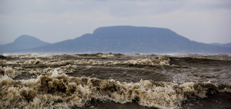 Piros riasztás a Balatonnál