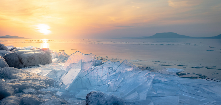 Széttörte a szél a Balaton jegét
