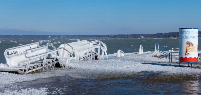 Így festett 2 éve a jeges Balaton