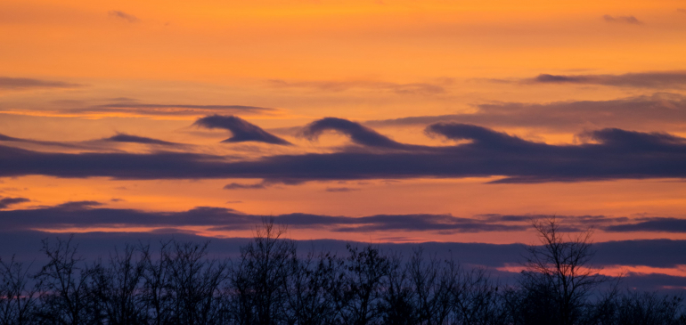 Mesés Kelvin-Helmholtz felhők kísérték a pénteki naplementét