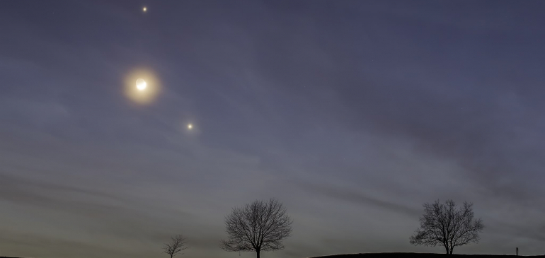 Ismét összeáll a Hold, Vénusz és Jupiter