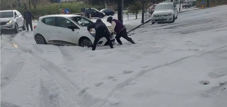 Autók akadtak el a jégeső miatt Firenze mellett