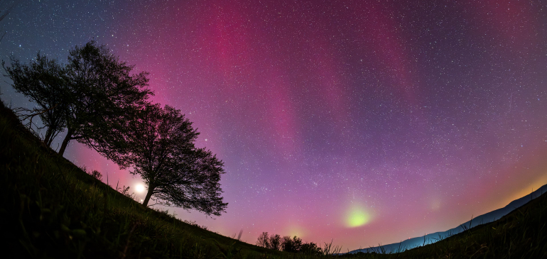 Time-lapse videón a vasárnap esti sarki fény