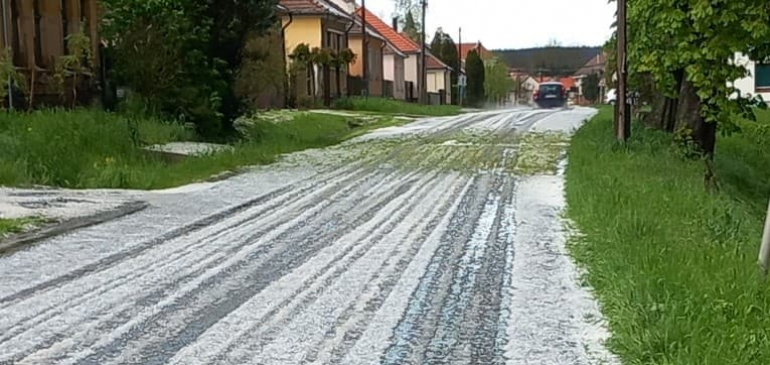 Lapátolni lehetett a jeget Oszkón