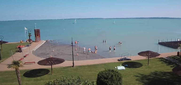 A bátrabbak már vígan csobbanhatnak a Balatonban