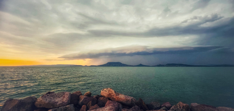 Tarajos hullámokat korbácsolt a vihar a Balatonon