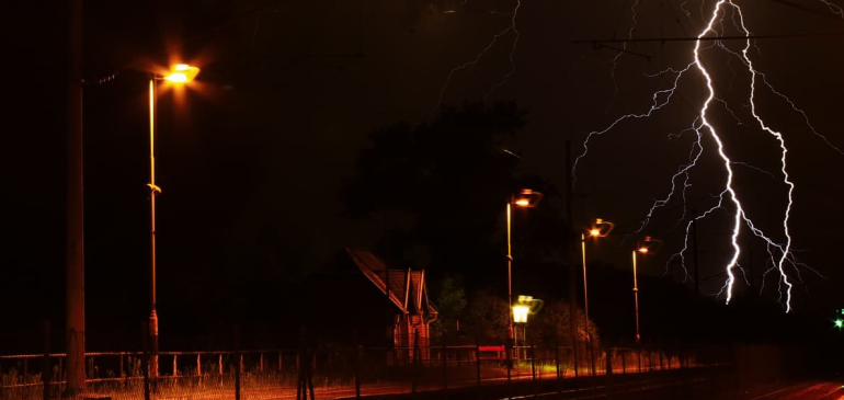 Villámshowval indult a szombat éjjel